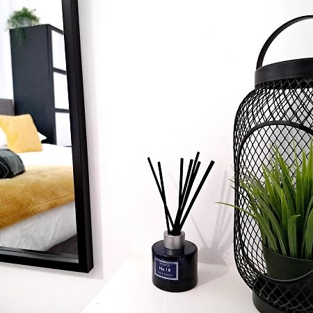 Stylish 2 Bed Apartment With Free Parking, Speed Wifi, Free Parking โคล์เชสเตอร์ ภายนอก รูปภาพ