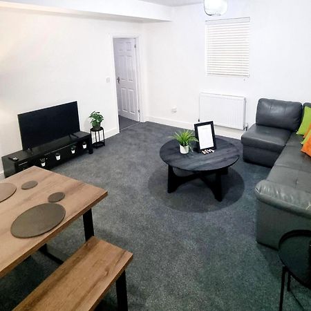 Stylish 2 Bed Apartment With Free Parking, Speed Wifi, Free Parking โคล์เชสเตอร์ ภายนอก รูปภาพ