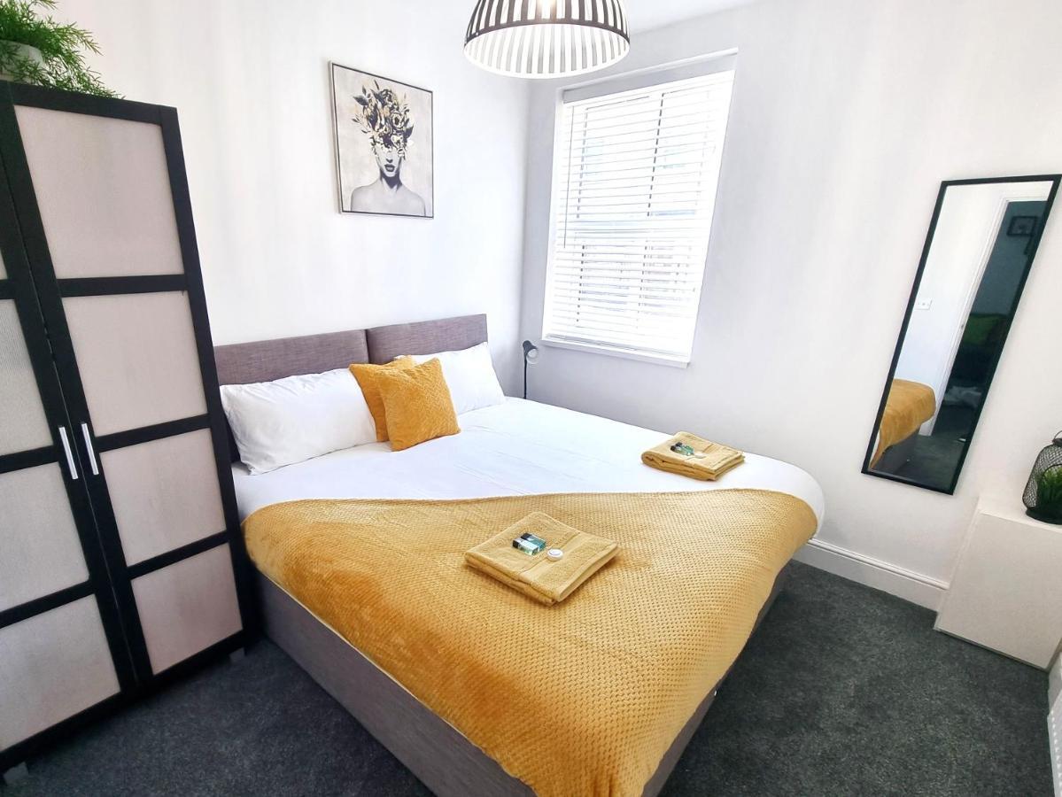 Stylish 2 Bed Apartment With Free Parking, Wifi โคล์เชสเตอร์ ภายนอก รูปภาพ