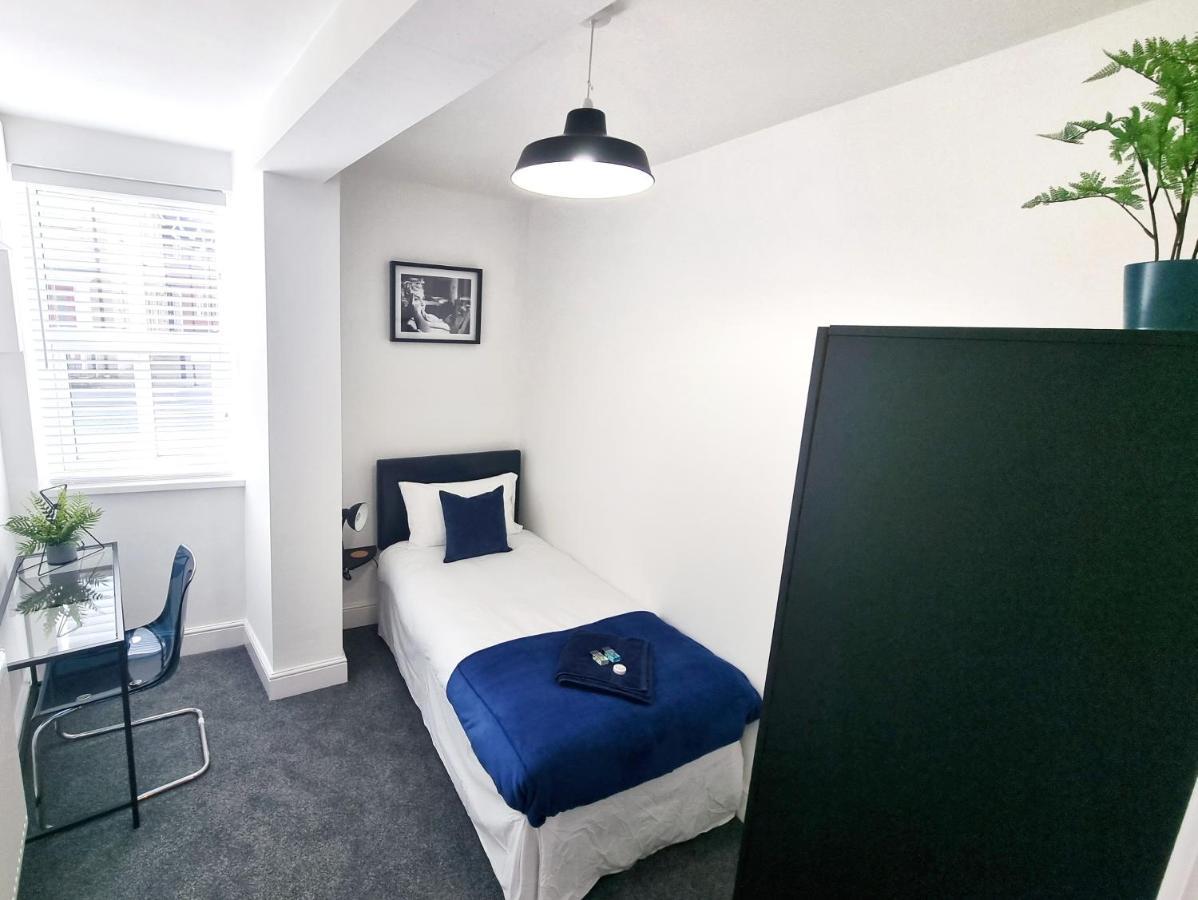 Stylish 2 Bed Apartment With Free Parking, Speed Wifi, Free Parking โคล์เชสเตอร์ ภายนอก รูปภาพ
