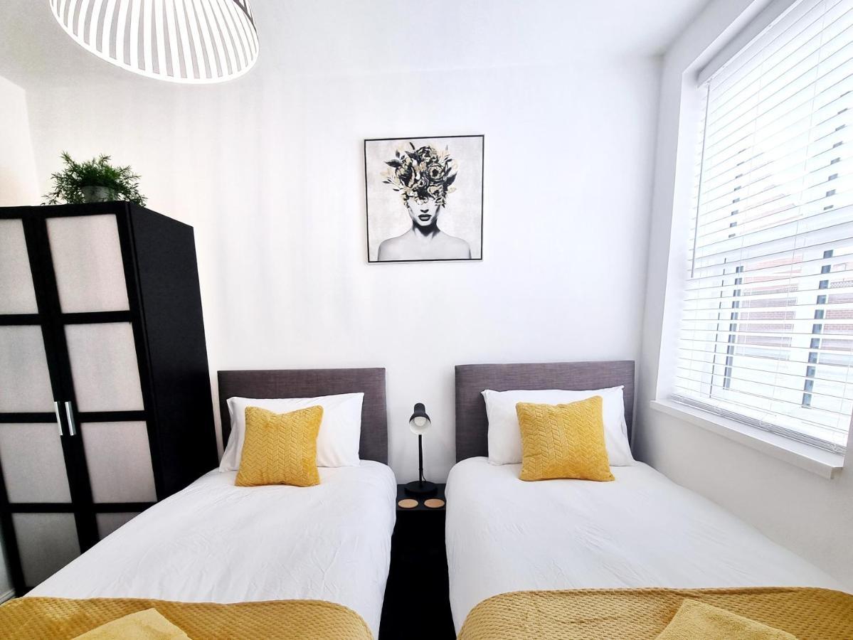 Stylish 2 Bed Apartment With Free Parking, Speed Wifi, Free Parking โคล์เชสเตอร์ ภายนอก รูปภาพ